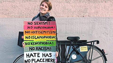 Schülerin Victoria vor ihrem Radl, hinter dem sie den Brief an die Vandalen aufgehängt hat.