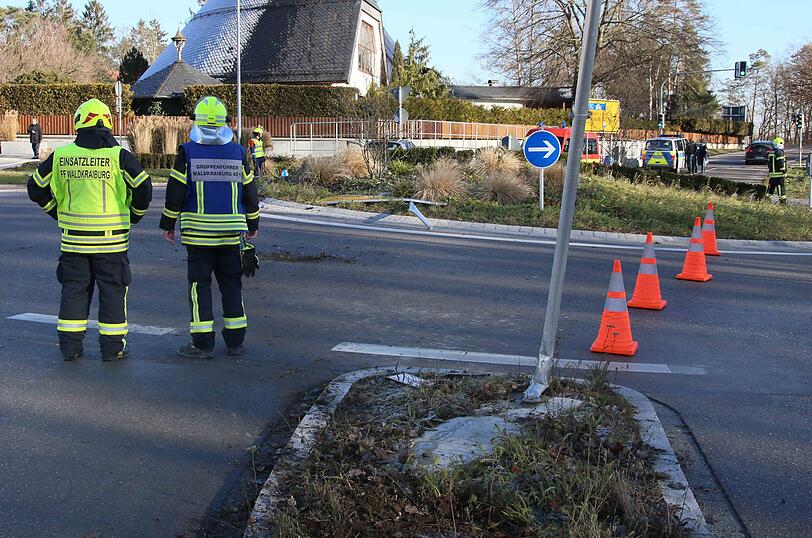 Ein Rentner hat am Mittwoch einen Kreisverkehr übersehen und dabei mehrere Verkehrsschilder umgefahren. Zwei Personen wurden schwer verletzt.