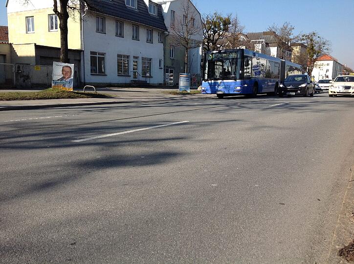 An der Füstenrieder Straße herrscht viel Verkehr. Das sieht man den Häusern an.