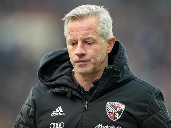 Trainer Jens Keller verlässt nach dem Spiel das Stadion. Foto: Axel Heimken/dpa/Archivbild
