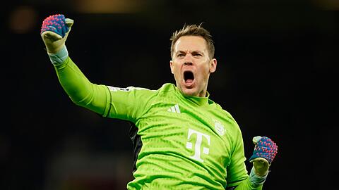 Münchens Torhüter Manuel Neuer jubelt nach dem Tor zum 0:1.