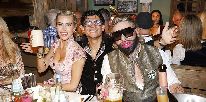 Glamour&ouml;s im K&auml;ferzelt (v.l.): Reality-Sternchen Verena Kerth, DJ Fyiew und Designer Harald Gl&ouml;&ouml;ckler am Montagabend.
