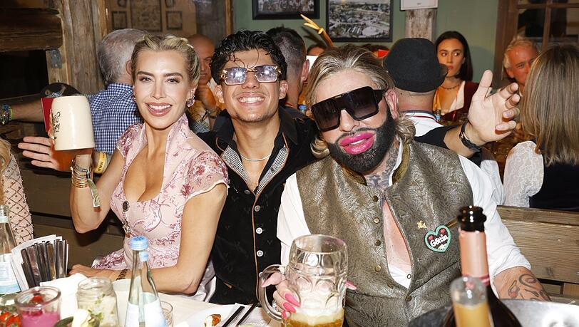 Glamourös im Käferzelt (v.l.): Reality-Sternchen Verena Kerth, DJ Fyiew und Designer Harald Glööckler am Montagabend. Glamourös im Käferzelt (v.l.): Reality-Sternchen Verena Kerth, DJ Fyiew und Designer Harald Glööckler am Montagabend.