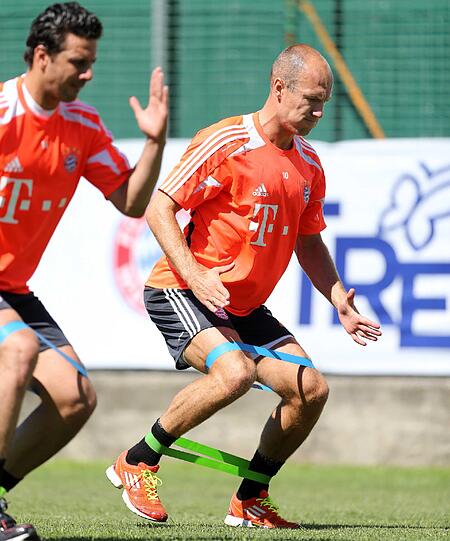 Impressionen aus dem Bayern-Trainingslager: Am Montag trainierten Claudio Pizarro und Arjen Robben individuell auf dem Nebenplatz, während der Rest des Kaders gemeinsam schwitzte. Jupp Heynckes leitete die Einheit trotz seines am Vortag erlittenen Faserrisses und auch Matthias Sammer streunte wie gewohnt mit skeptisch-konzentriertem Blick über das Trainingsgelände - sehen Sie hier die Bilder.