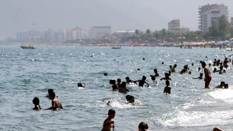 Urlauber am Strand von Antalya