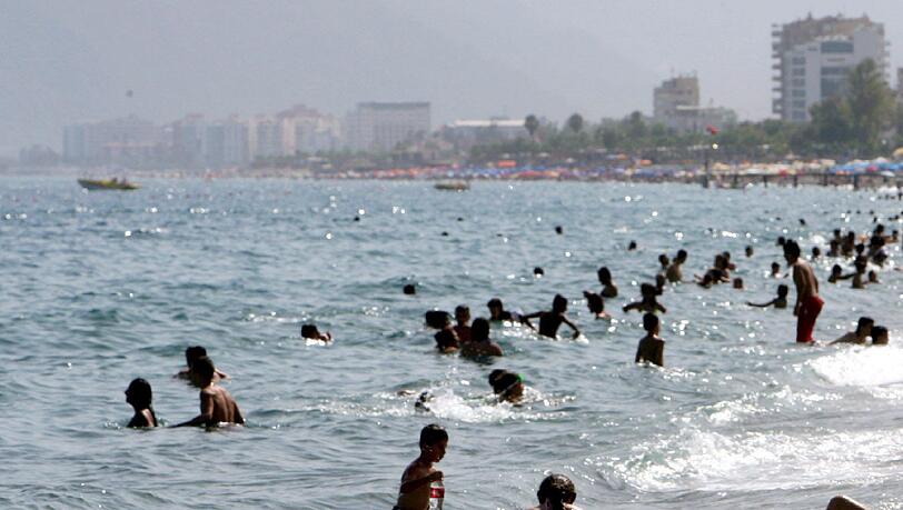 Urlauber am Strand von Antalya Urlauber am Strand von Antalya