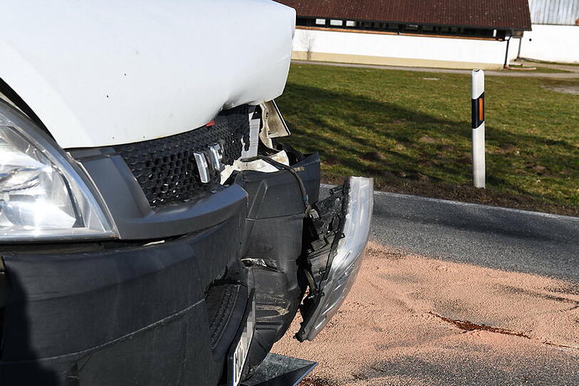Der Traktorfahrer verletzte sich bei dem Unfall und kam ins Krankenhaus. Der Unfallverursacher hatte über 1,1 Promille.