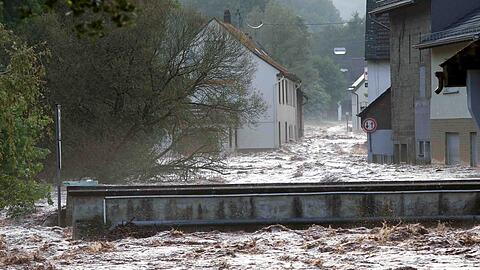 Rheinland-Pfalz, Fischbach: Nach heftigen Regenfällen sind Straßen nach Polizeiangaben teilweise meterhoch überflutet. In der Region wurde Katastrophenalarm ausgelöst. Die Feuerwehr pumpt vollgelaufene Keller aus, eine Landstraße musste gesperrt werden.