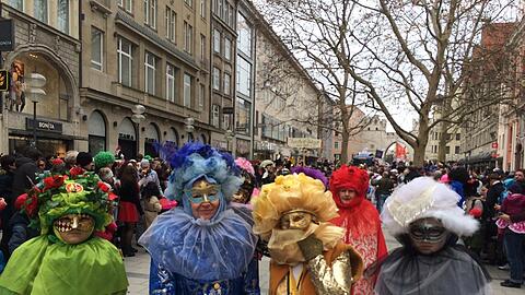 Bunte Kostüme beim Umzug der Damischen Ritter durch die Innenstadt.