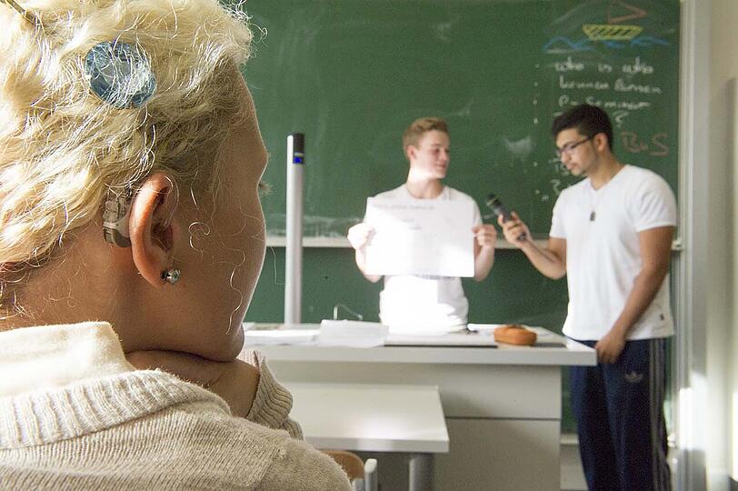 Lehrer Max Dimpflmeier mit seinen Schülern am Gisela-Gymnasium.