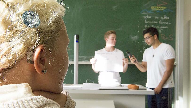 Lehrer Max Dimpflmeier mit seinen Schülern am Gisela-Gymnasium. Lehrer Max Dimpflmeier mit seinen Schülern am Gisela-Gymnasium.