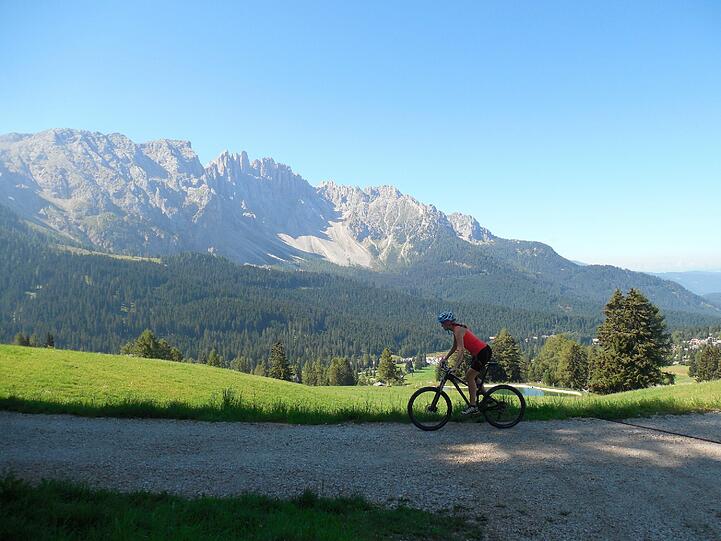 Beim Radeln im Eggental immer im Blick: Die Gipfel der Dolomiten.