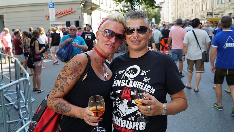 Laut, bunt und vor allem schwul: Das Hans-Sachs-Straßenfest zieht knapp 10.000 Menschen aus München und der queeren Szene an.