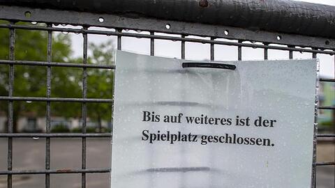 Geschlossene Schulen, geschlossene Spielplätze und das Büro plötzlich zu Hause - die Krise hat auch den Familien einiges abverlangt.