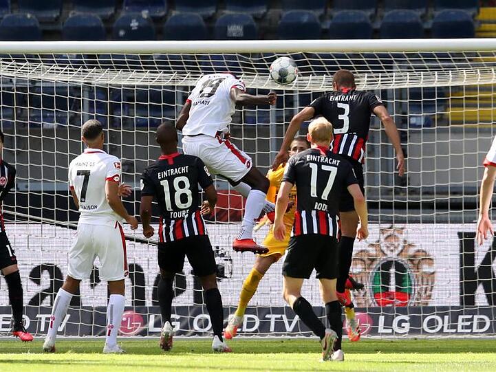 Der Mainzer Moussa Niakhate (M/19) erzielt das 1:0 bei Eintracht Frankfurt.