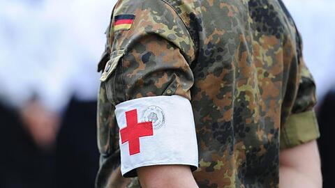 Blick auf einen Sanitäter der Bundeswehr.