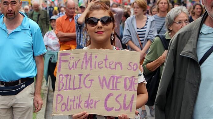 Im neuen München-Krimi von Tanja Weber dreht sich alles um Immobilienspekulation und Mietwucher - den auch diese Dame auf einer Demo in München 2018 bekämpft.