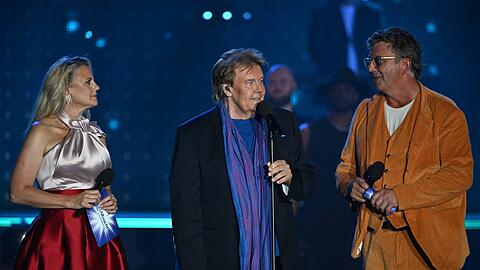 Barbara Schöneberger, Howard Carpendale und Hans Sigl während der "Starnacht am Neusiedler See".