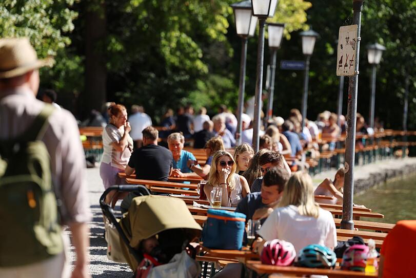 Begehrte Sonnenplätze im Englischen Garten: Die erste Reihe am Kleinhesseloher See im Biergarten vom Seehaus ist immer gut gebucht.