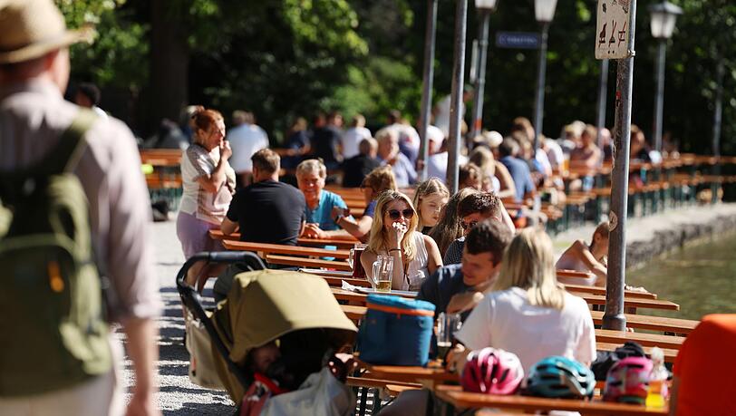 Begehrte Sonnenplätze im Englischen Garten: Die erste Reihe am Kleinhesseloher See im Biergarten vom Seehaus ist immer gut gebucht. Begehrte Sonnenplätze im Englischen Garten: Die erste Reihe am Kleinhesseloher See im Biergarten vom Seehaus ist immer gut gebucht.