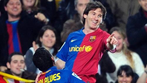 Mit Lionel Messi – hier mit Dani Alves – erklimmt Barca neue Höhen. Mit Lionel Messi – hier mit Dani Alves – erklimmt Barca neue Höhen.