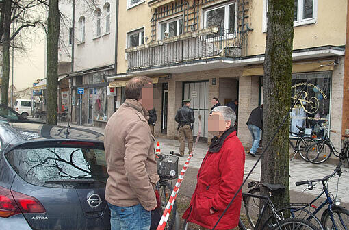 Tatort Schwabing: Eine Frau hat in Schwabing offenbar wahllos auf Passanten eingestochen. Die Bilder vom Tatort und der Spurensicherung