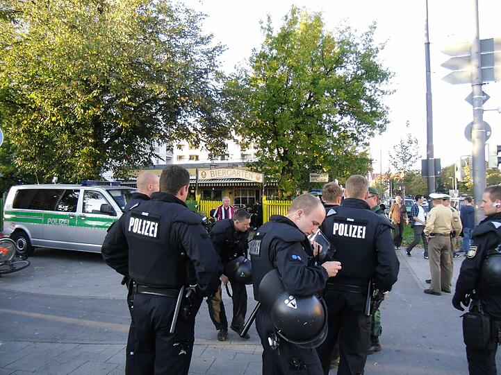 Am Wienerwald in der Tegernseer Landstraße treffen sich traditionell die Löwen-Fans...
