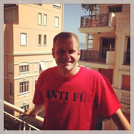 Ex-FCN-Kapitän Andy Wolf wie ihn die Club-Fans lieben: Mit einem ANTI FÜ-Shirt im sonnigen Monaco grüßt Wolf die Cluberer vor dem Derby gegen Fürth.