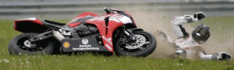2008: Michael Schumacher rutscht bei der IDM in Oschersleben mit seinem Motorrad von der Piste.