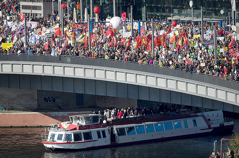 Bilder von der TTIP-Demo in Berlin. Laut Polizei nahmen rund hunderttausend Menschen am Protestmarsch durch die Hauptstadt teil.