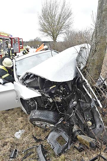Die ältere Dame kam mit ihrem BMW von der Fahrbahn ab und prallte frontal gegen einen Baum.
