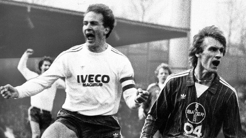 21. Januar 1984: Der FC Bayern kommt beim 5:1 (1:0) in Leverkusen schnell auf Betriebstemperatur. Den Anfang gegen Bayer macht der heutige Vorstandsboss Karl-Heinz Rummenigge (links), der auch das letzte Tor erzielt.