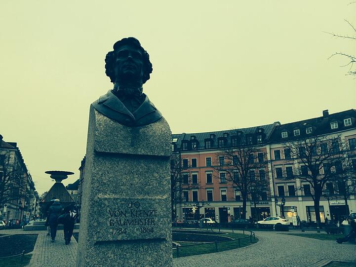 Aber es gibt auch Fixpunkte am Gärtnerplatz. Die Büste mit Baumeister Klenze zum Beispiel.
