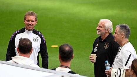 Julian Nagelsmann (l.) und Rudi Völler (2.v.r.) bekommen in Washington die WM-Gruppengegner zugelost. (Archivbild)