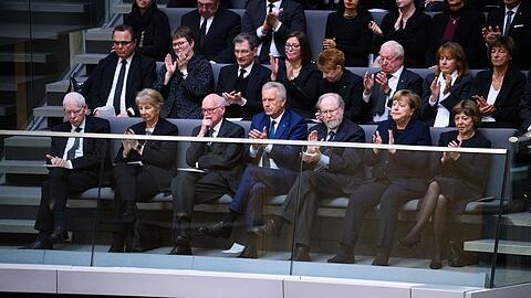 Zahlreiche fr&uuml;here Spitzenpolitiker erweisen S&uuml;ssmuth die letzte Ehre