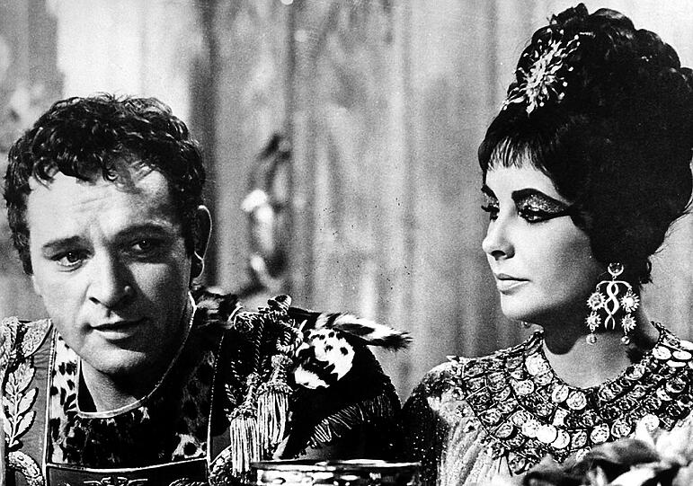 ...ihren fünften Ehemann, Schauspielkollege Tim Burton (hier neben Liz Taylor in "Cleopatra"), direkt nach ihrer Scheidung 1974 noch einmal geheiratet. Zuvor war sie aber mit...