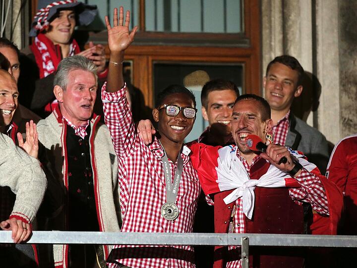 So war's im Vorjahr: Triple-Trainer Jupp Heynckes feiert mit den Bayern-Spielern auf dem Rathausbalkon.