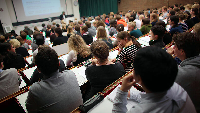 Studenten in der Vorlesung: Die Zahl der Bafög-Empfänger sinkt.
