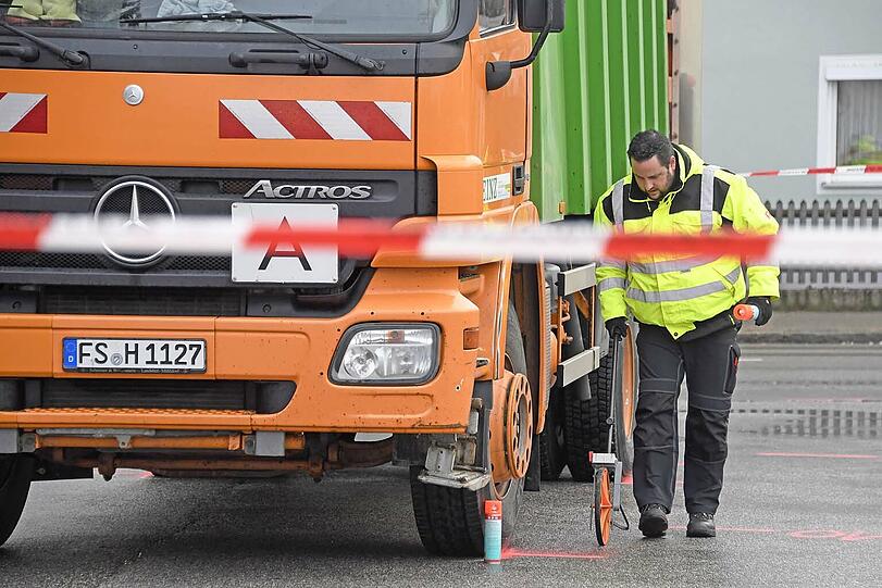 Die junge Frau wurde von der Hinterachse des Lkw erfasst und überrollt.