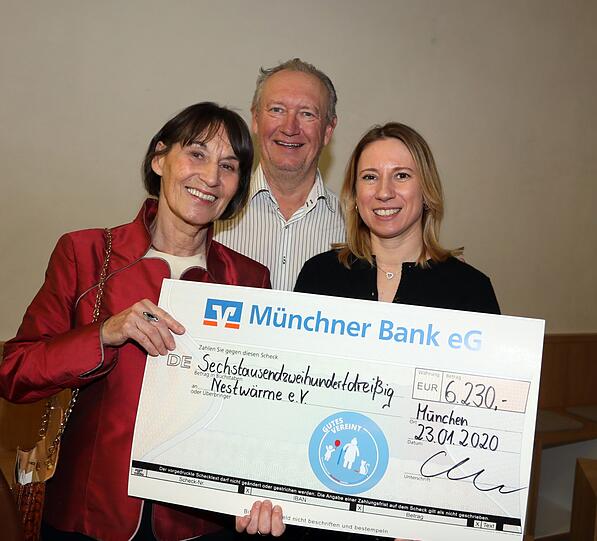 Dasa Langner, Peter Lüdke und Maria Jurecka erhalten einen Scheck in Höhe von 6.230 Euro für ihren Verein Nestwärme.