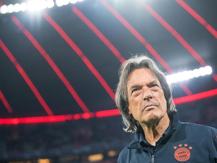 Hans-Wilhelm Müller-Wohlfahrt kommt vor einem Spiel in das Stadion. Foto: Matthias Balk/dpa/Archivbild