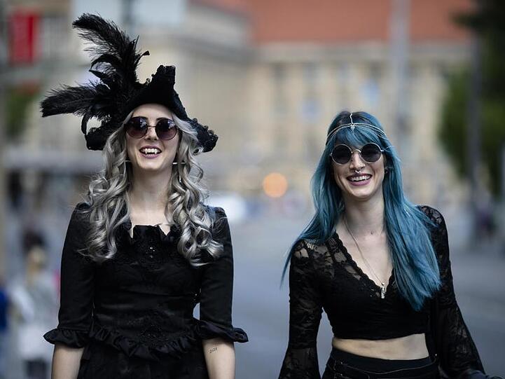 Anne (l) und Rahel aus Zürich beim Wave-Gotik-Treffen in Leipzig.