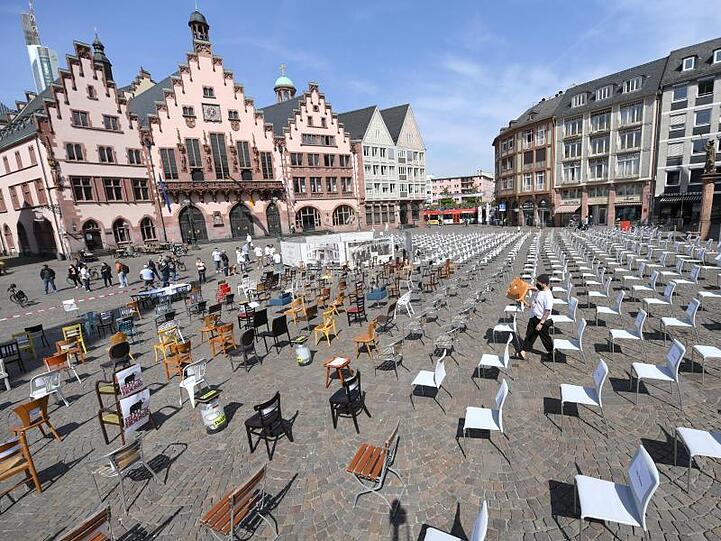 Auf dem Römerberg in Frankfurt waren es nach Angaben der Initiatoren knapp 1000 Stühle.
