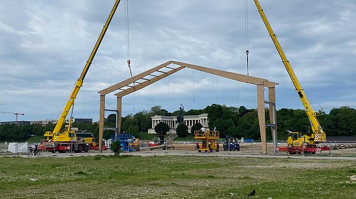 Mit dem Bräurosl-Zelt wird das erste Wiesn-Zelt 2022 aufgebaut – vier Monate vor dem Anstich.