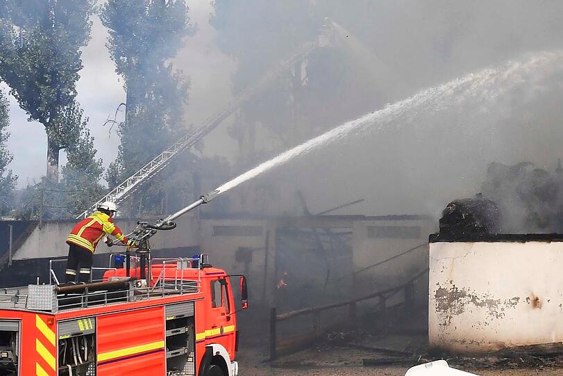 Ein aufgrund der starken Rauchentwicklung kilometerweit sichtbares Großfeuer auf einem Bauernhof in Freising hat zur teilweisen Einstellung des Flugverkehrs am Münchner Flughafen geführt.