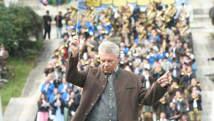 Dieter Reiter dirigiert Blaskapellen beim Platzkonzert der Wiesnwirte 2022. Dieter Reiter dirigiert Blaskapellen beim Platzkonzert der Wiesnwirte 2022.
