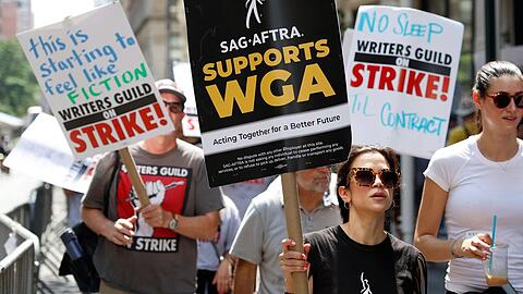 SAG-AFTRA streikt Seite an Seite mit der Autorengewerkschaft WGA.