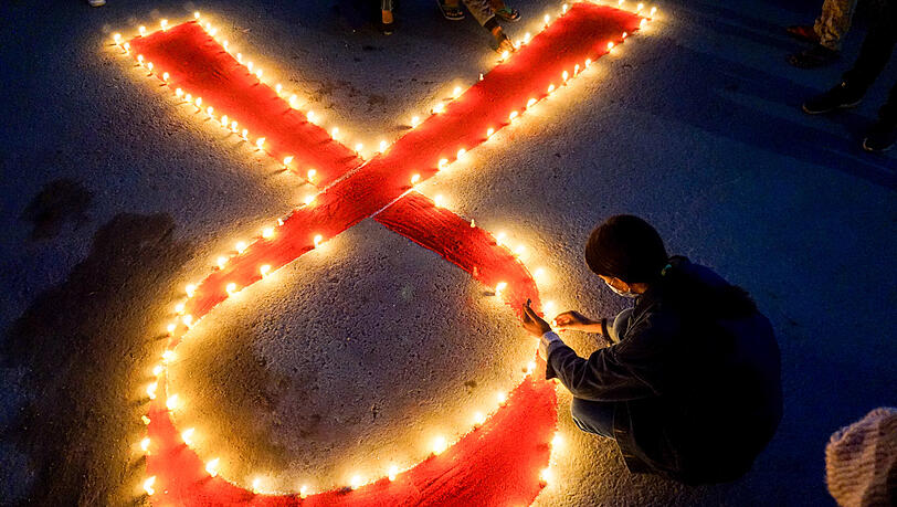 Die rote Schleife ist ein weltweit anerkanntes Symbol für die Solidarität mit HIV-Infizierten. (Archivbild)