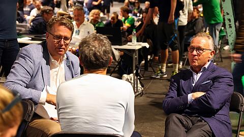 Martin Gräfer, Klaus Ruhdorfer und und Klaus Lutz (v.l.) vom "BündnisZukunft1860" in Erwartung der Ergebnisse der Verwaltungsratswahl.