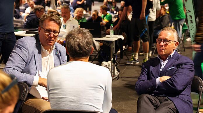 Martin Gräfer, Klaus Ruhdorfer und und Klaus Lutz (v.l.) vom "BündnisZukunft1860" in Erwartung der Ergebnisse der Verwaltungsratswahl.
